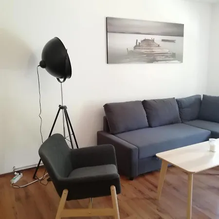 Kleine Galerie Fuer 3 Mit Kueche Kamin Netflix Parken Und Hofladen